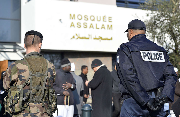 كيف يواجه مسلمو فرنسا تداعيات هجمات باريس؟