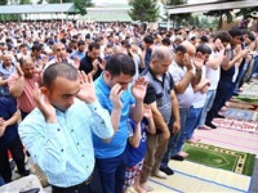 المسلمون يحتفلون بالعيد في الصين وأذربيجان