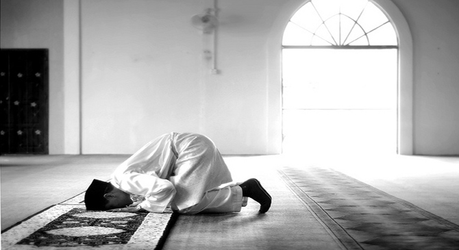 Prolonged Supplication in the Final Prostration: Permissible?