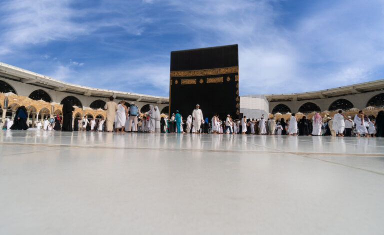 Why Do Muslim Men and Women Pray Together in Hajj?