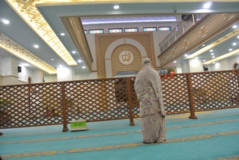 فقه النوازل: فصل مصلى النساء عن مصلى الرجال في المساجد